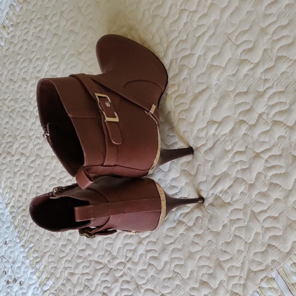 Marc Fisher brown ankle boots. - Picture 3 of 5